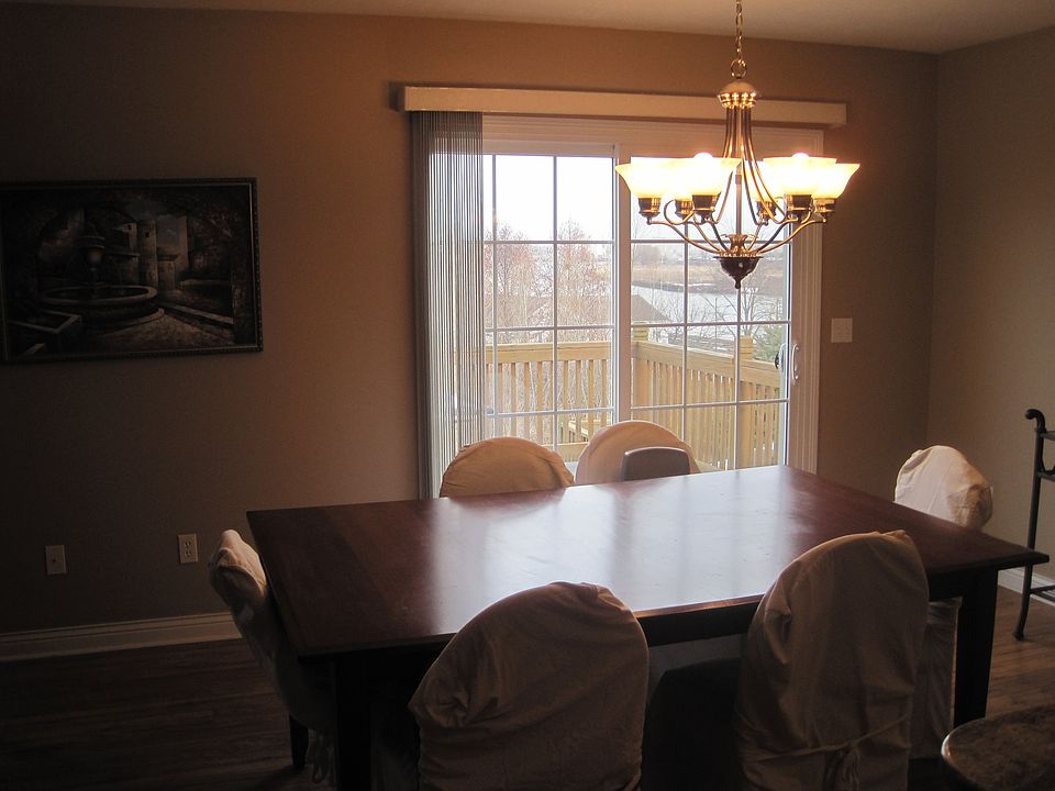 dining room w/river view