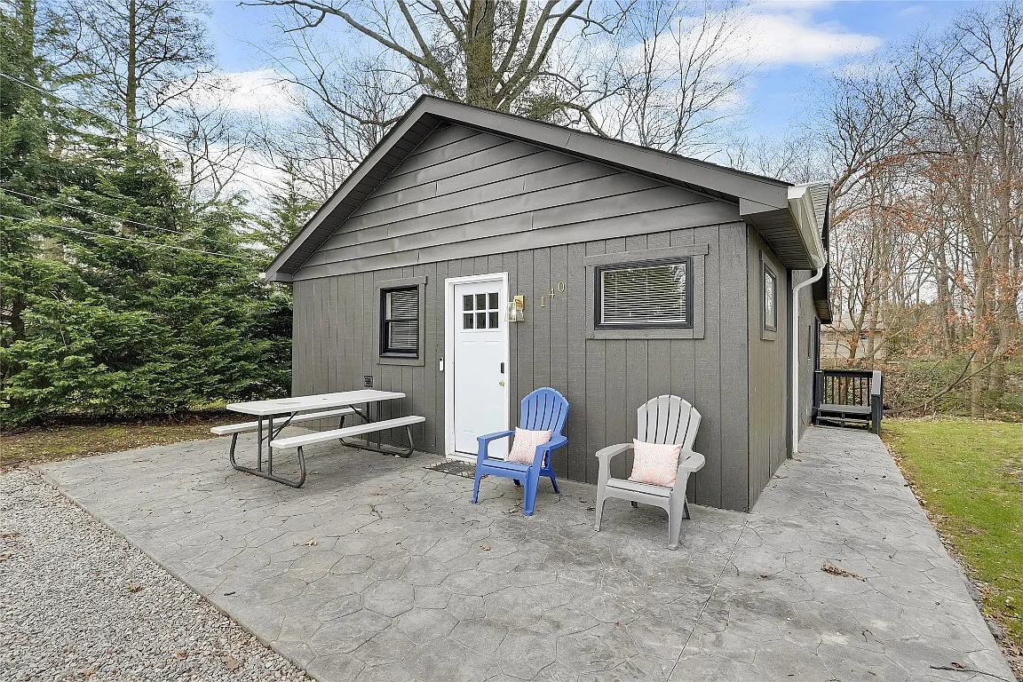 140 Kelso Dr photo 1