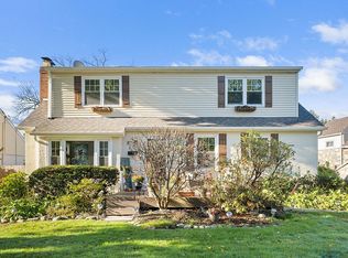 8 Armour Rd, Hatboro, PA 19040