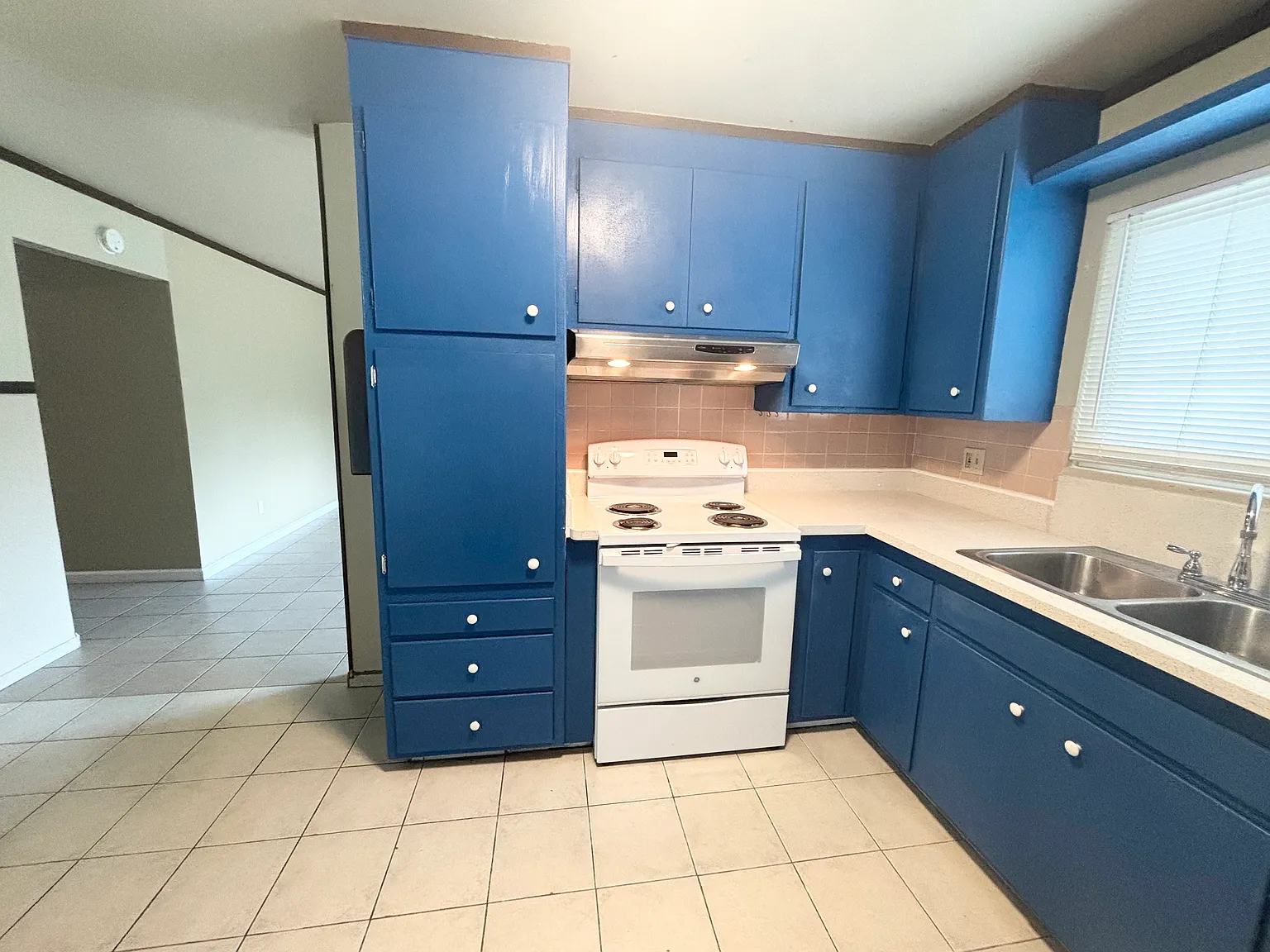 3 bed, 1200 sqft, $2,500 — Photo 2