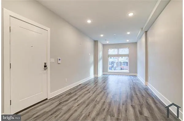 Building Photo - 5005 Walnut St #2