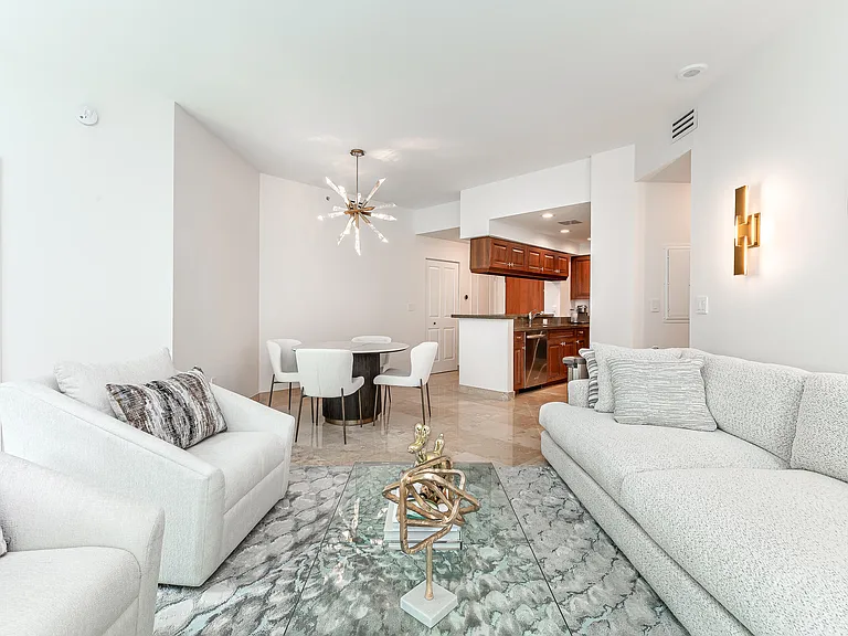 347 N New River Dr E — Photo 5