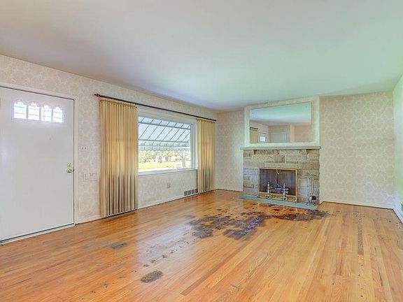 2nd image of 7 Forest Glen Dr