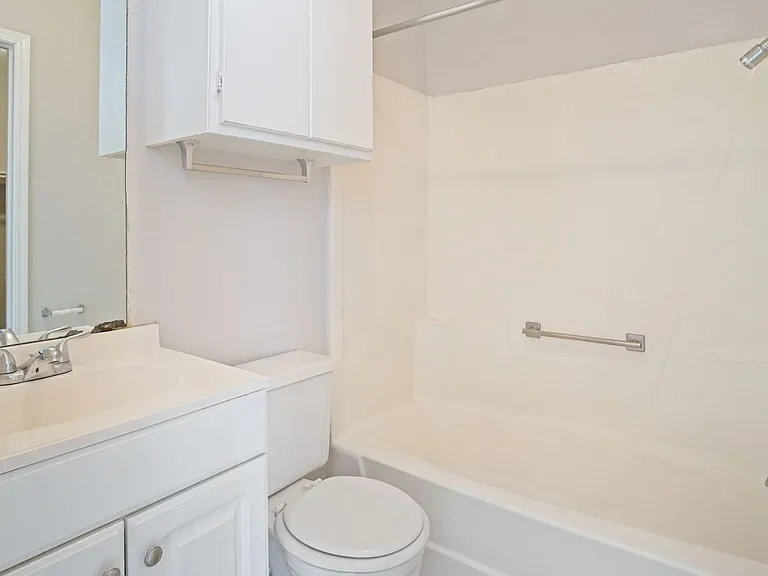 Meridian Place Apartments — Photo 21