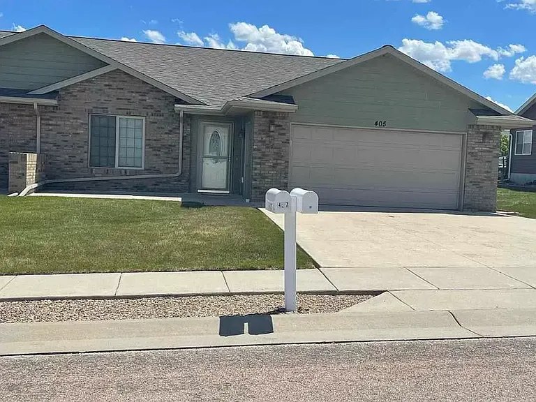 405 Sapphire Ln — Photo 1
