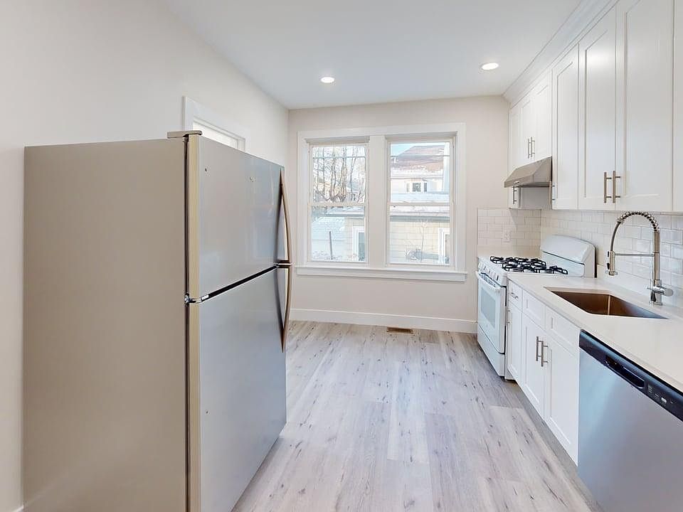 1st image of 391 Linwood Ave #1