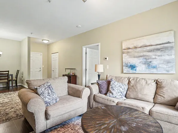 19 Hampshire Rd APT 205, Methuen, MA 01844