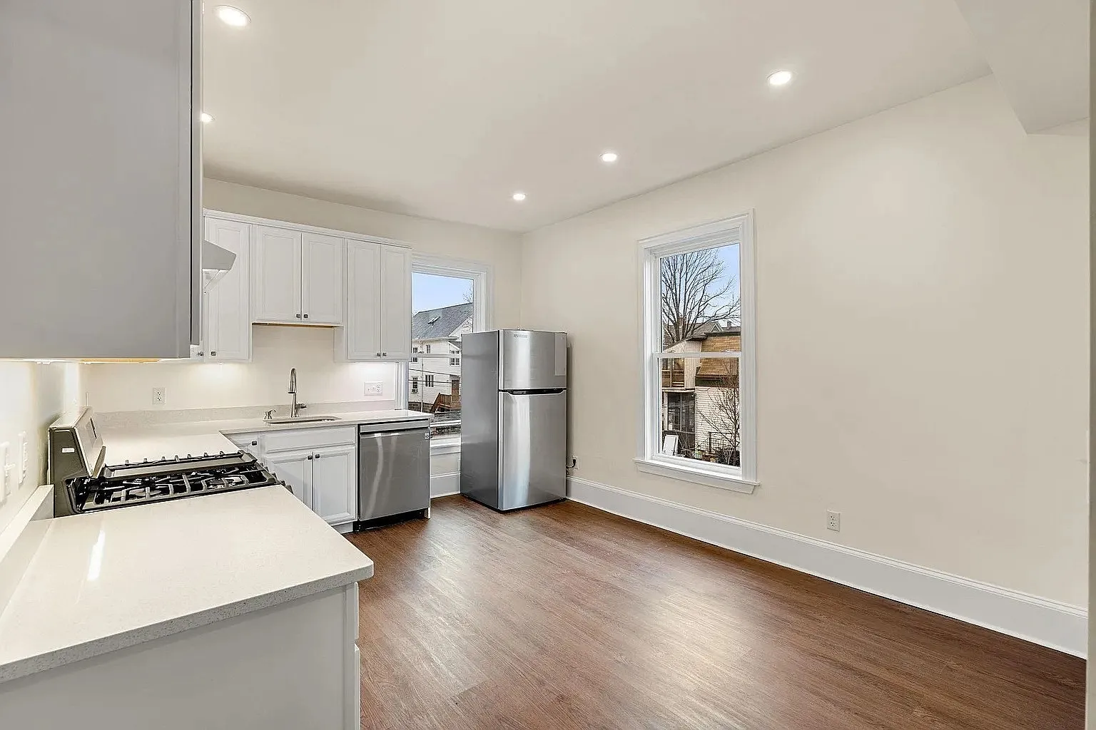 3 bed, 1300 sqft, $3,200 — Photo 2