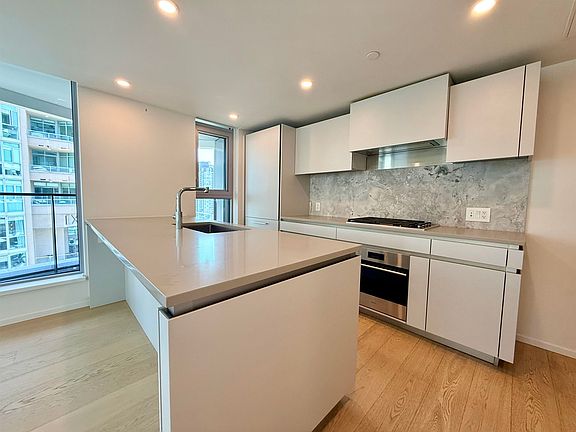 4th image of 889 Pacific St #1107