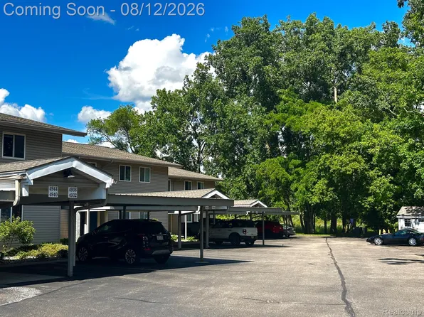 4932 Lake Point Dr, Waterford, MI 48329