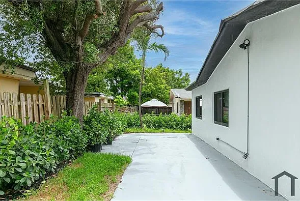 6125 SW 40th Ct #1 — Photo 4