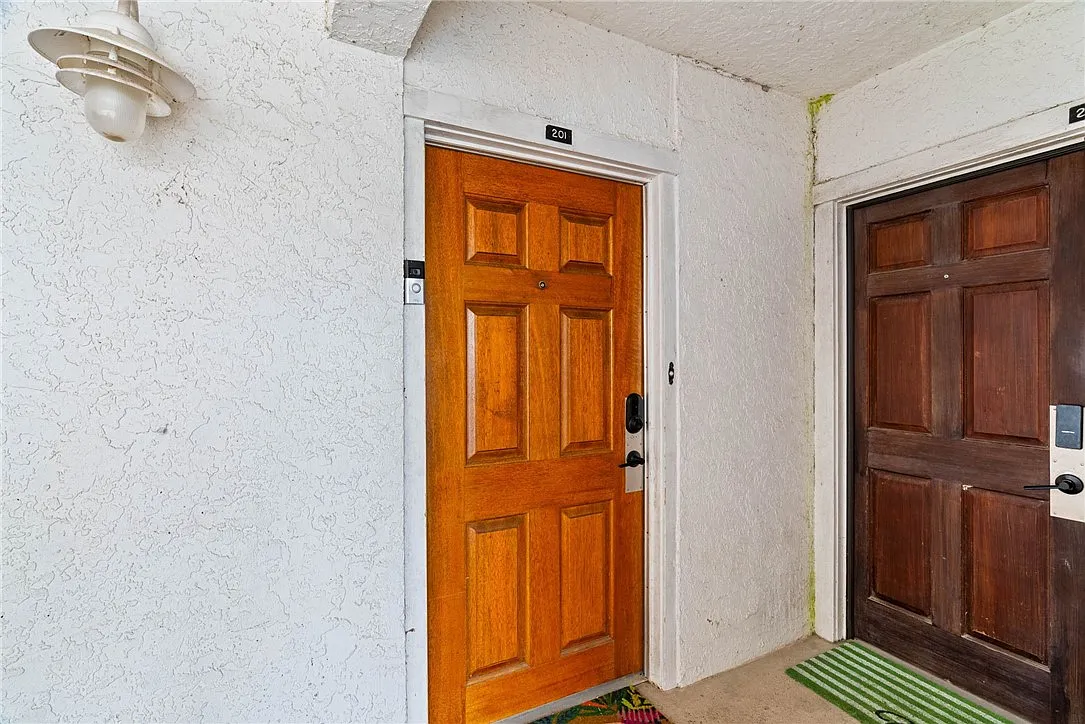 14401 Commodores Dr — Photo 2