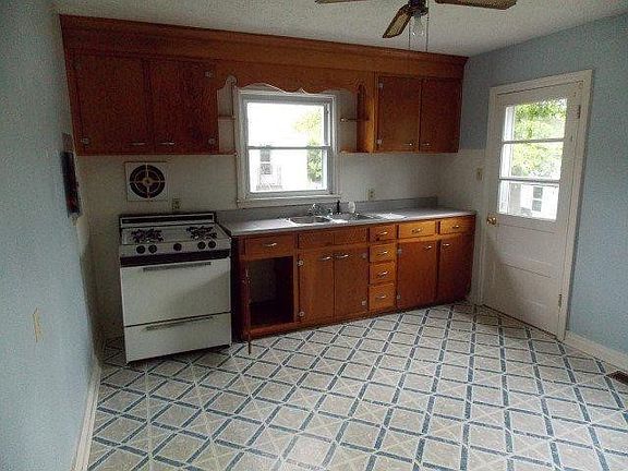 4th image of 223 Dudley St