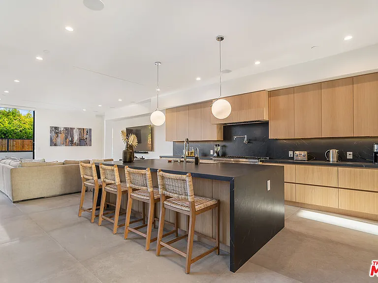 200 N Doheny Dr — Photo 35