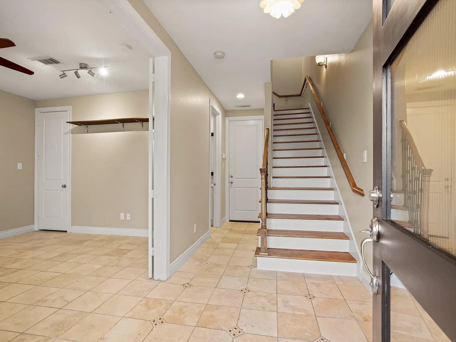 3 bed, 3.0 bath, 2420 sqft, $3,000 — Photo 3