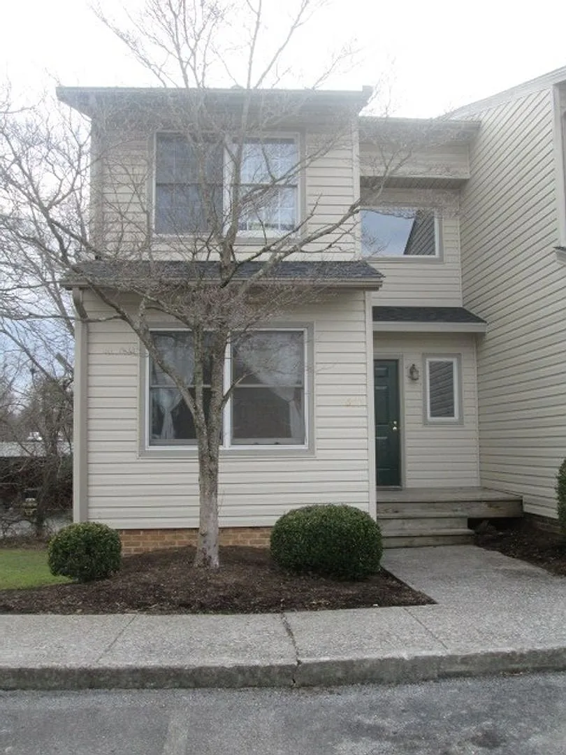 4 Bedroom 2 Bath Townhouse — Photo 1