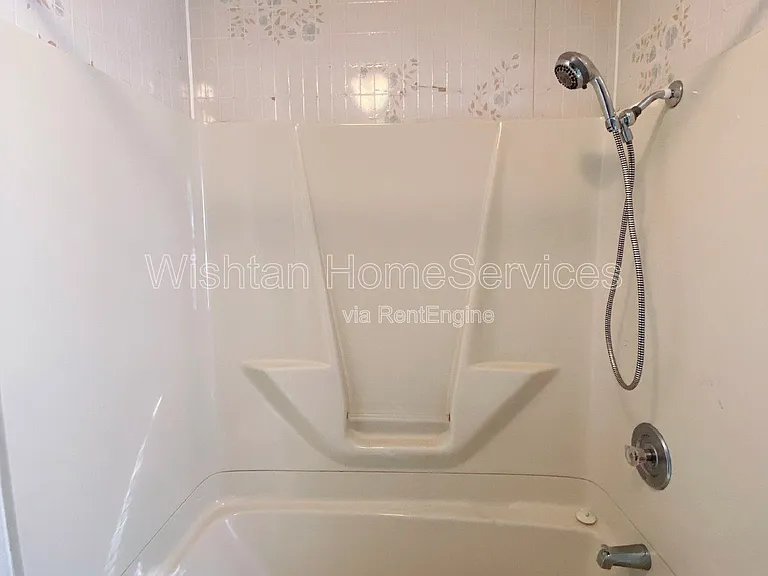 209 Chandler Blvd #A — Photo 8