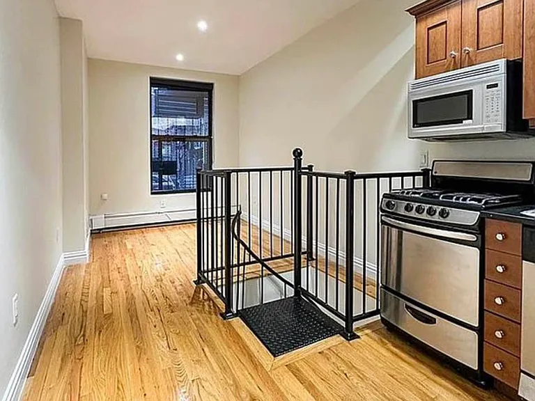 437 W 54th St #1A — Photo 7