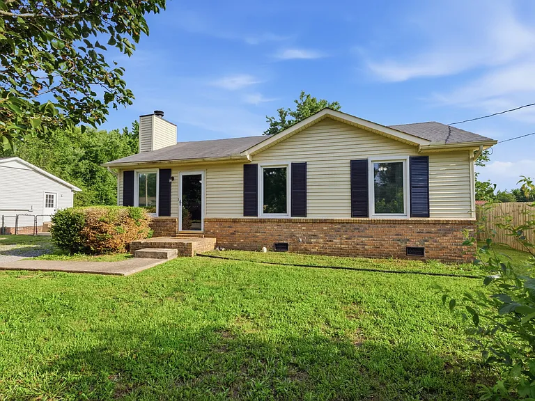688 Debbie Dr — Photo 1