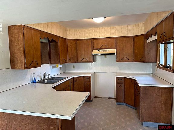 3rd image of 221 W Watonwan St