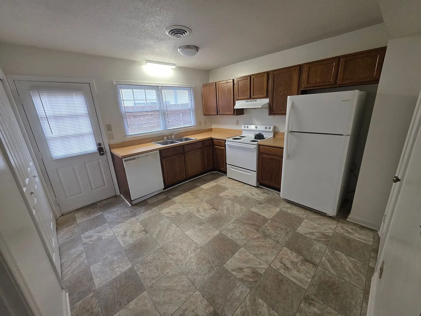 Valley Cliff Apartments | 3600 Yarbrough Avenue Apt #8 — Photo 3