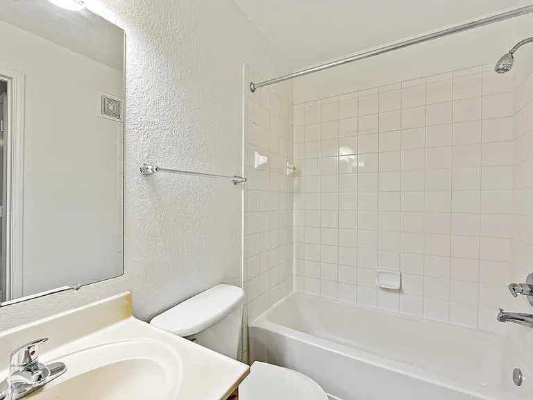 Cambridge Cove and Kathleen Pointe Apartment Homes — Photo 33