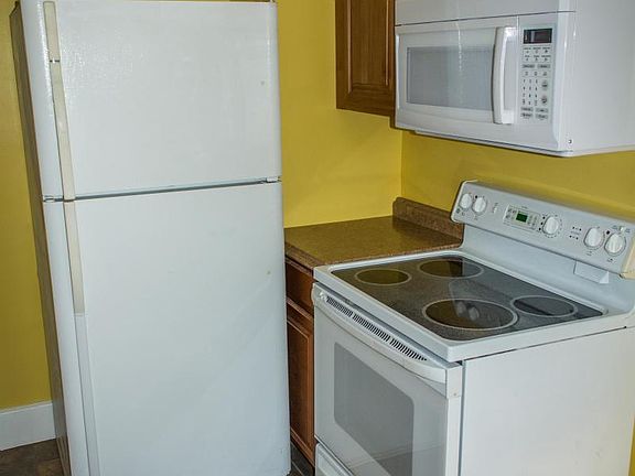 3rd image of 866 Canfield Rd #B