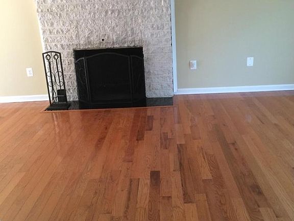 Hardwood floors/fireplace