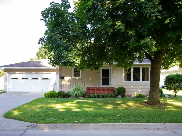 1357 Hazel St, Pella, IA 50219