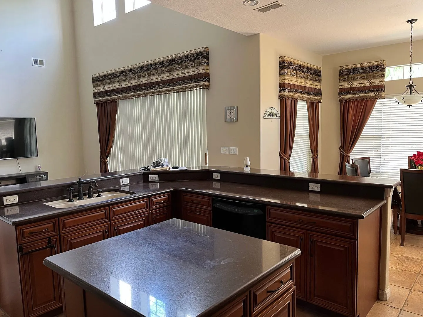 5 bed, 3.5 bath, 3191 sqft, $3,595 — Photo 3