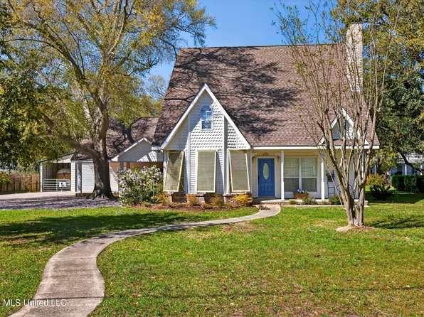 723 Old Spanish Trl, Bay Saint Louis, MS 39520