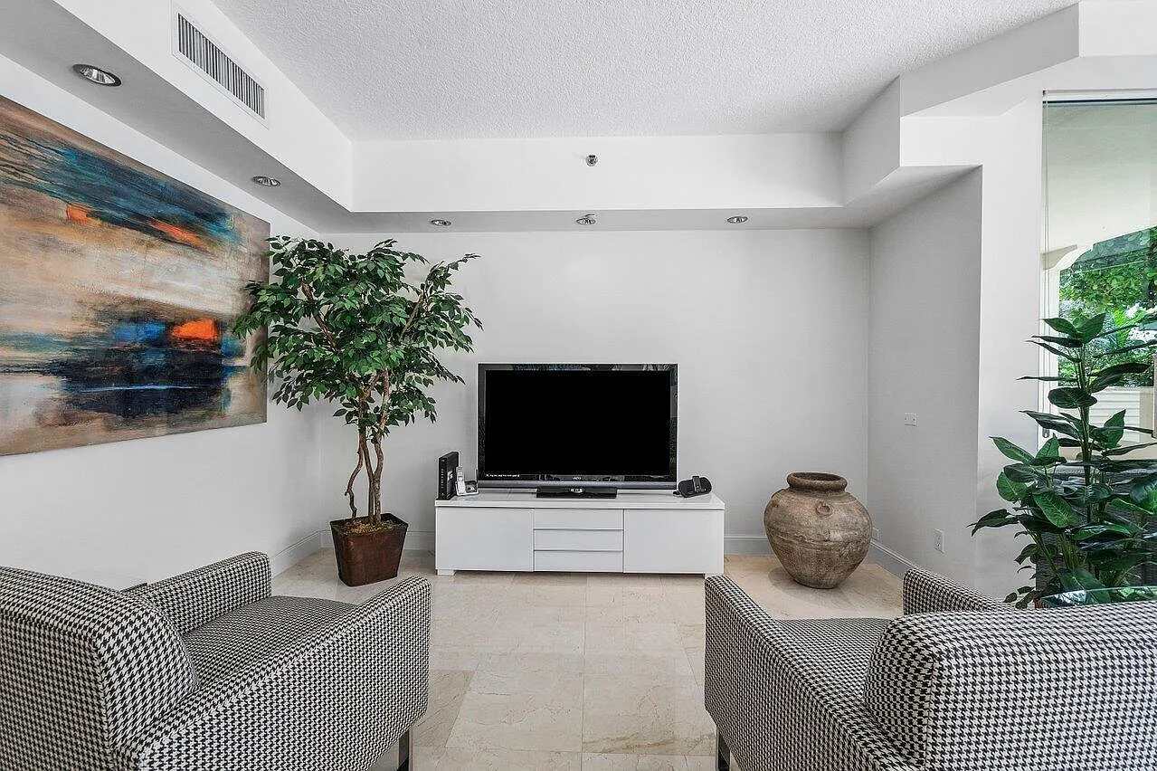 3 bed, 3.5 bath, 3093 sqft, $13,000 — Photo 4