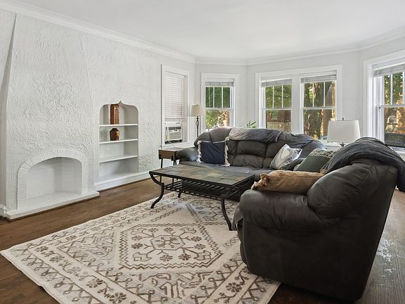 3rd image of 5507 N Artesian Ave