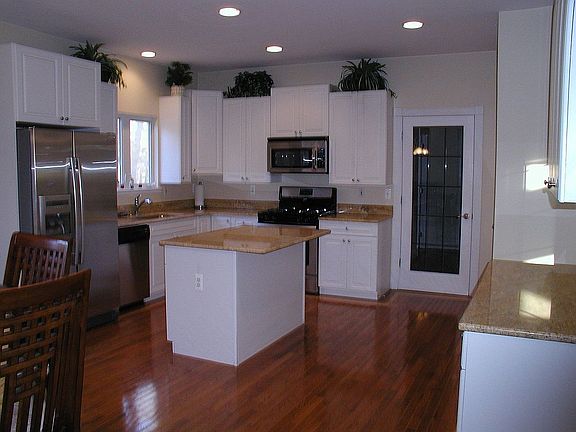 EIK has new granite counters & SS appliances