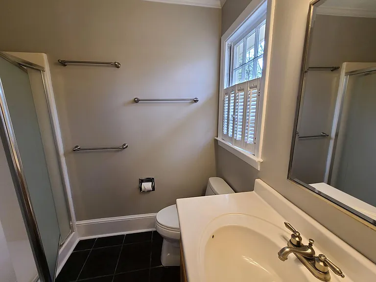 A full bath in the main bedroom.
