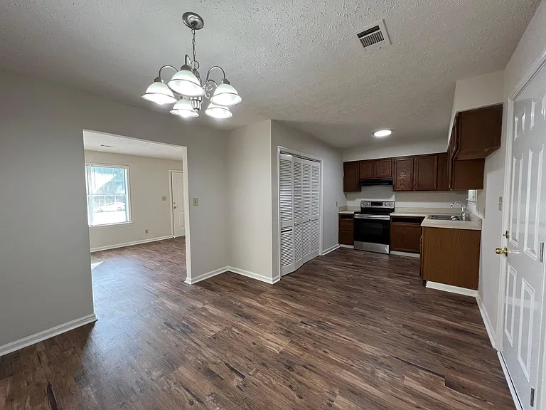 16 Traylor St — Photo 5