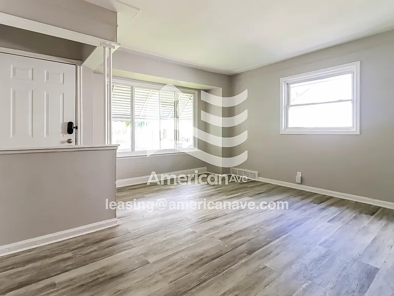966110_002_living_room_13889235.jpg