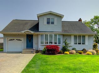 1068 Shelburne Dr, Franklin Square, NY 11010