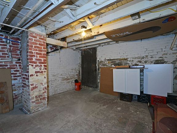2nd image of 42 King St E