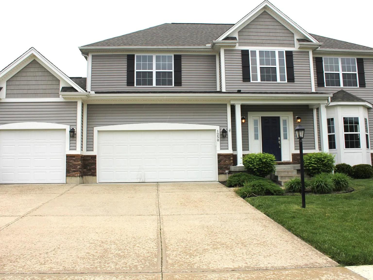 4 bed, 2.5 bath, 3400 sqft, $3,000 — Photo 2