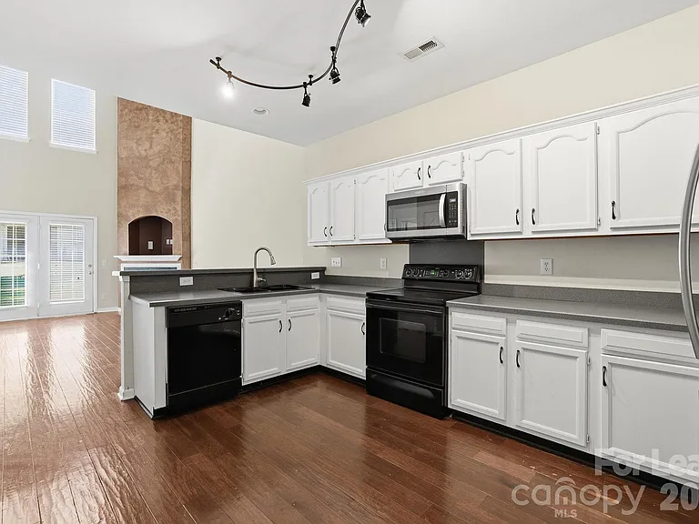 10781 Essex Hall Dr — Photo 5