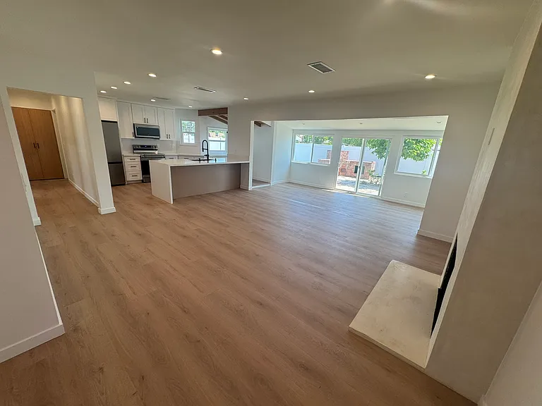 21420 Chatsworth St — Photo 5