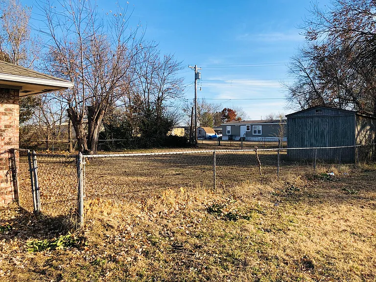 1203 E Pecan St — Photo 23