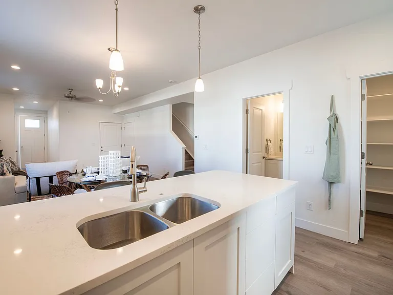1506 Tyram Grv #101 — Photo 8