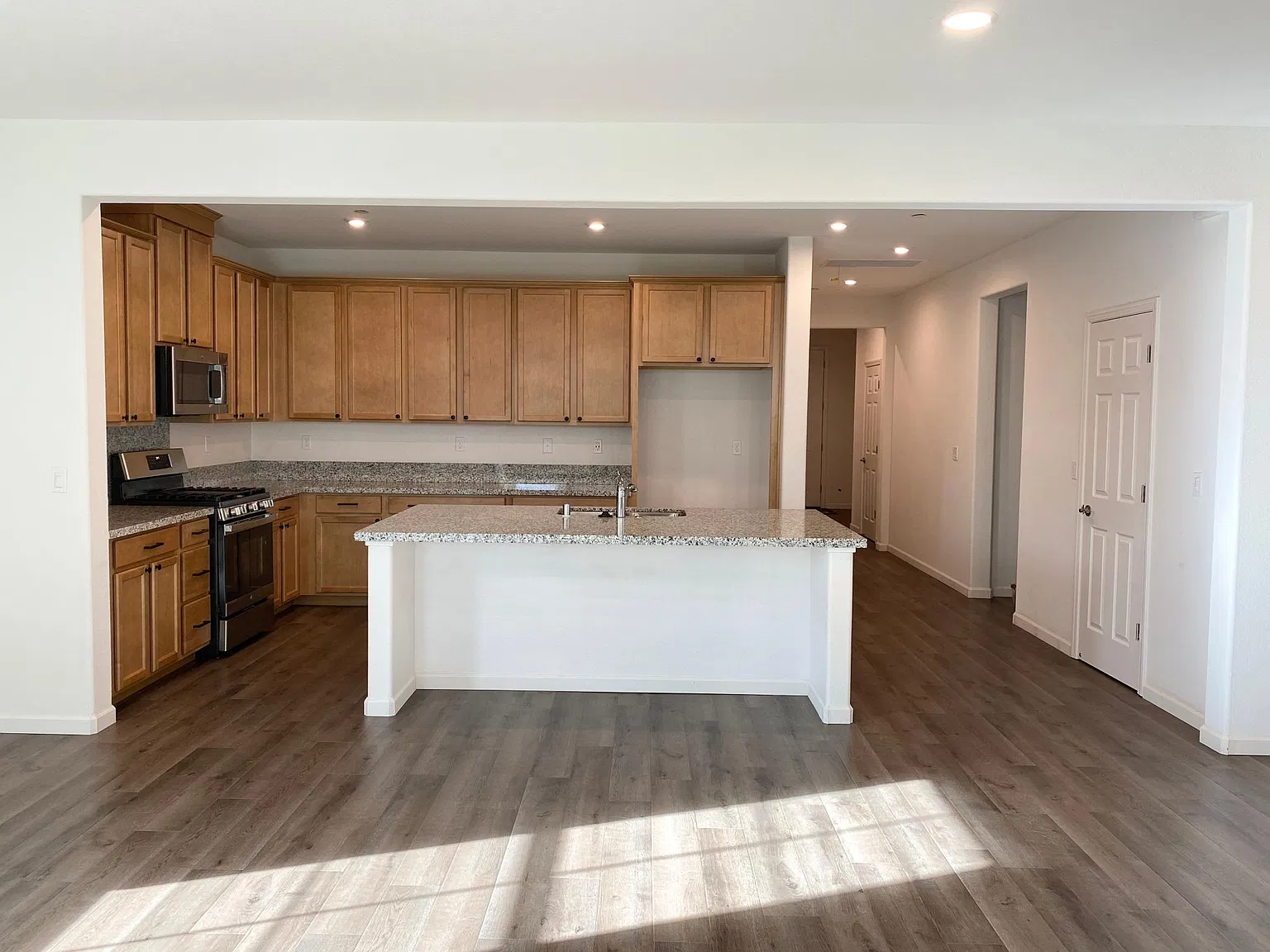 4 bed, 2127 sqft, $3,400 — Photo 4