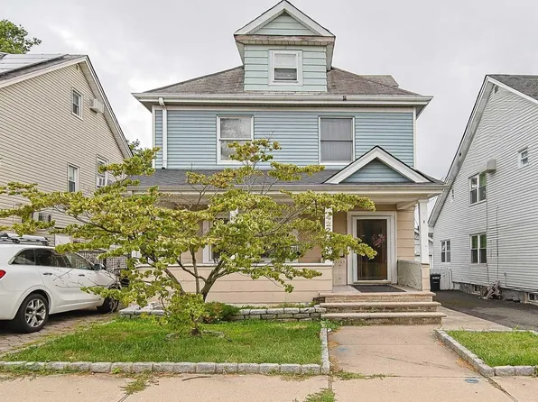 422 Christie Ln, Leonia, NJ 07605