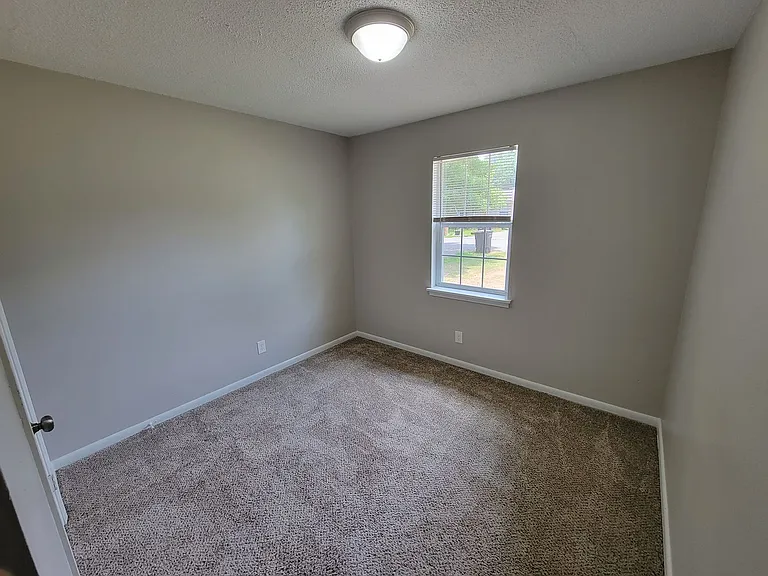 1900 Kelly Dr — Photo 3