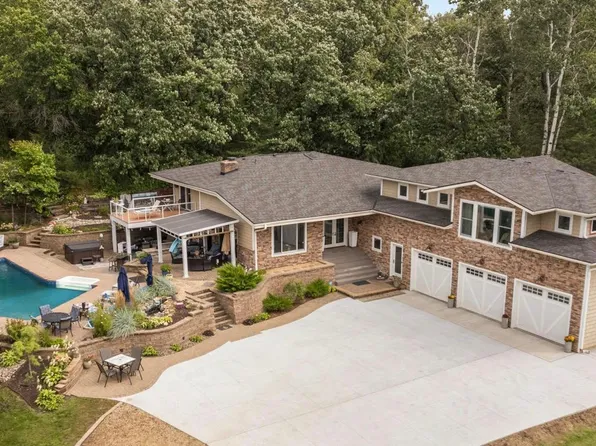 217 Cedar Dr W, Hudson, WI 54016