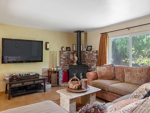 3rd image of 2806 Santa Barbara Ave
