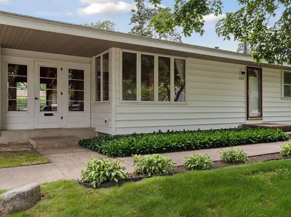 1212 Valley St, Chaska, MN 55318